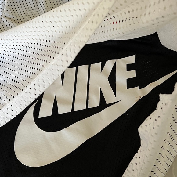 Nike workout/everyday top. Mesh overlay - Picture 4 of 5